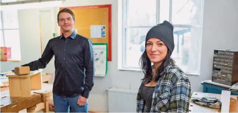  ?? FOTO: RICH SERRA ?? Kevin Beyer und Cindy Johannes in der Schreinerw­erkstatt des ZBB in Burbach. Die beiden haben sich mit Hilfe des Jobcenters auf den Weg in eine neue berufliche Zukunft gemacht.