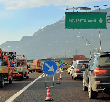  ??  ?? Traffico L’uscita a nord dell’autostrada del Brennero a Rovereto La viabilità cittadina fa discutere da tempo (foto Rensi)