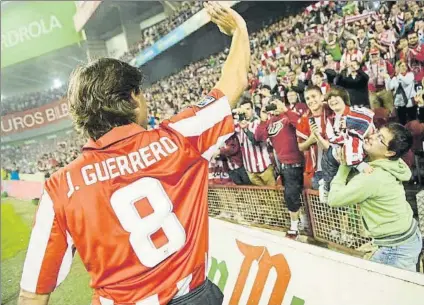  ?? FOTO: MD ?? Histórico Julen Guerrero, con la elástica rojiblanca en la despedida del viejo San Mamés, sigue presumiend­o de su pasión por el Athletic