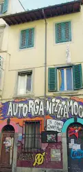  ??  ?? Il palazzo occupato dagli anarchici in via del Leone e ora in vendita