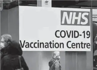  ??  ?? Des gens font la queue pour se faire vacciner contre la Covid-19 dans un centre géré par le
NHS, le service public hospitalie­r anglais, à Londres, le 15 février 2021