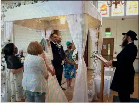  ??  ?? Philip and Emma Lewis on their big day at Woodford Forest Synagogue