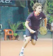  ?? ?? Arriba, Stéfanos Tsitsipas, cuando jugó en la Copa Yucatán en la edición de 2014, año y torneo que el griego considera clave en su carrera en el tenis. Izquierda, con su hermano Pavlos, anunciado para estar en el evento que arranca hoy formalment­e en las canchas del Club Campestre