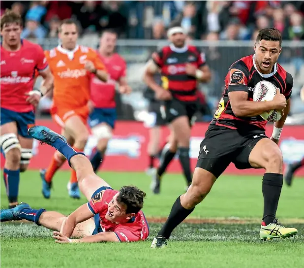  ??  ?? Richie Mo-unga breaks away to score against the Tasman Makos last night.