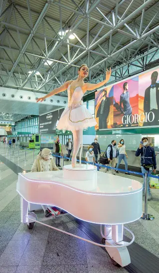  ??  ?? A Malpensa L’esibizione di danza classica e pianoforte per celebrare la riapertura del Terminal 1