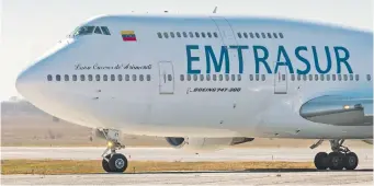 ?? ?? El avión retenido en Buenos Aires sigue despertand­o dudas y saltan datos llamativos.