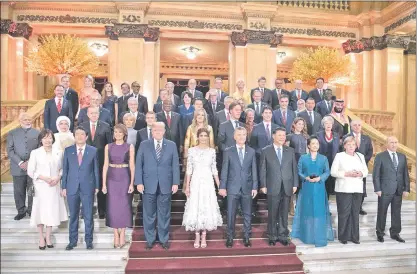  ??  ?? Los dirigentes del G20, con sus parejas, antes de la cena de gala, en el majestuoso Teatro Colón. (EFE)