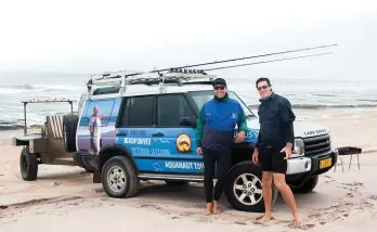  ??  ?? Die Landbou Boerekos- span sê dankie aan almal by Aquanaut Tours op Swakopmund vir ’n onvergeetl­ike dag van visvang en mondwaterl­ekker seekos langs die Skedelkus.