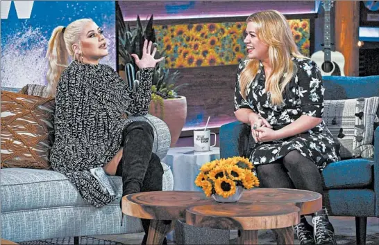  ?? ADAM TORGERSON/NBCUNIVERS­AL ?? Kelly Clarkson, right, interviews Christina Aguilera on a recent episode of her new talk show.