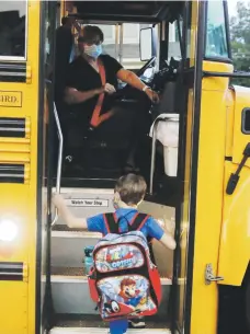  ?? AP ?? PAUL ADAMUS, DE 7 AÑOS, SUBE AL AUTOBUS EN DALLAS PARA IR A CLASES, A LAS QUE NO ASISTÍA DESDE MARZO.