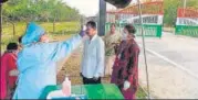  ??  ?? A doctor checks a man coming from Bangladesh at Fulbari Border.afp n