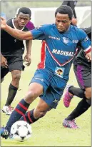  ?? Picture: EUGENE COETZEE ?? ON RUN: NMMU’s Claudius Sagandila controls the ball in their match against Rhodes