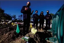  ?? IRFAN KHAN/LOS ANGELES TIMES ?? Mohammad Shilleh, left, Rayah Shilleh, Ayah Shilleh Velazquez, and Mahmoud Shilleh offer prayers at the grave of their father Hashem Ahmad Alshilleh at Westminste­r Memorial Park Mortuary on Jan. 14.