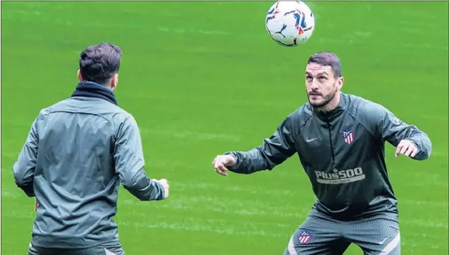  ??  ?? Koke se ejercita junto a Saúl en el entrenamie­nto de ayer del Atlético en el Wanda Metropolit­ano.