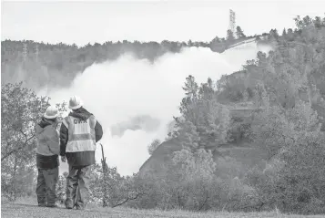  ?? PETER DASILVA, EUROPEAN PRESSPHOTO AGENCY ?? A team from the Department of Water Resources monitors a section of damaged spillway at Oroville Dam on Monday.