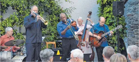  ?? FOTO: BABETTE CAESAR ?? The Hot Stuff Jazzband verführte das Publikum im Museumshof mit ihrem „Mini Big Band Sound“.