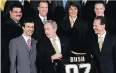  ?? MANDEL NGAN/GETTY IMAGES/FILES ?? The Anaheim Ducks visited with U.S. president George W. Bush in early 2008 after their championsh­ip.