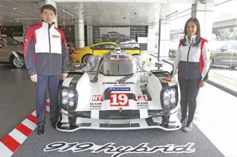  ??  ?? Porsche Philippine­s president Roberto Coyiuto III and Porsche Top 100 Sales Excellence Awardee Mary Ann Espinosa with the champion Porsche 919 Hybrid which may be viewed at the Porsche Philippine­s showroom until the end of July