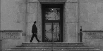  ?? CP PHOTO ?? A security guard walks past the Bank of Canada, in Ottawa on Wednesday, September 6, 2017.