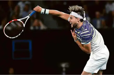  ?? Saeed Khan - 2.fev.20/AFP ?? O austríaco Dominic Thiem disputa a final do Australian Open contra o sérvio Novak Djokovic