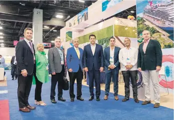  ?? ?? El ministro de Turismo, David Colado, con la delegación dominicana que le acompañó en la Feria de Cruceros del Caribe.