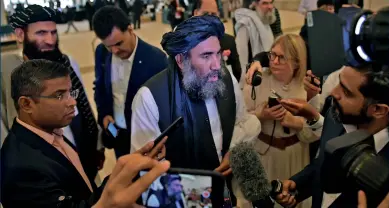  ??  ?? Le mollah Abdul Salam
Zaeef, l’un des responsabl­es talibans, s’exprimant face à la presse avant la signature de l’accord avec les États-unis. (© Giuseppe Cacace/afp)