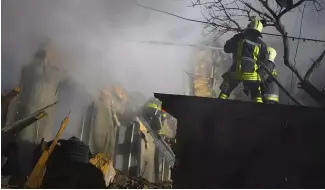  ?? ?? Des pompiers ukrainiens après un bombardeme­nt russe.