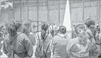  ??  ?? En una gráfica del pasado domingo, madres de soñadores celebraron el Día de la Madre en la zona fronteriza de Mexicali, así como el cuarto aniversari­o de su agrupación ■ Foto Afp