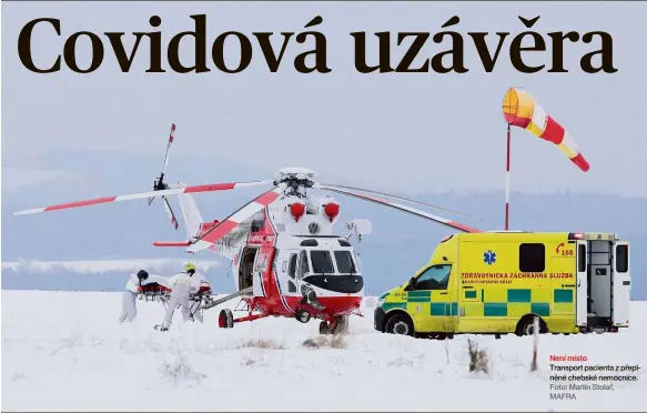  ?? Foto: Martin Stolař, MAFRA ?? Není místo
Transport pacienta z přeplněné chebské nemocnice.