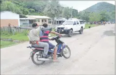  ??  ?? Un particular lleva en su motociclet­a a un personal de ANDE para verificar problemas en Fuerte Olimpo.