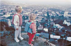  ?? ?? g ‘Eagle’s nest’: (clockwise from far left) the Stahl House kitchen; Julius Shulman’s celebrated 1960 photo; Bruce and Shari Stahl as children; their parents Buck and Carlotta in 1951; young Bruce diving from the roof into the pool