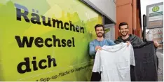  ?? Foto: Ruth Plössel ?? Maximilian Ritz (links) und Stefan Vollmer waren die ersten Mieter im Pop up Store der Stadt.