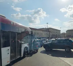  ??  ?? Il traffico paralizzat­o alla stazione Negli ultimi giorni la concomitan­za dei lavori per la tramvia con la mostra dell’Artigianat­o ha mandato in tilt la viabilità