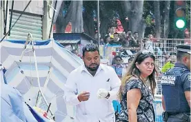  ??  ?? Las personas salieron a las calles para estar a salvo, lejos de los interiores que amenazaban con venirse abajo.