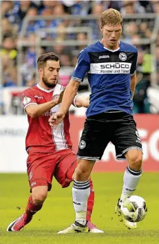  ?? FOTO: IMAGO ?? Bereits in der ersten Runde des DFB-Pokals sind Niko Gießelmann (li.) von der Fortuna sowie Bielefelds Angreifer Fabian Klos aufeinande­rgetroffen.