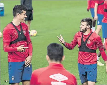  ?? FOTO: PERE PUNTÍ ?? El defensa Bernardo Espinosa y el delantero Cristian Portugués ‘Portu’ ríen durante un entrenamie­nto del Girona