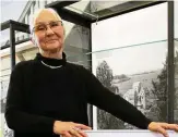  ??  ?? Marita Kühn-Leihbecher zeigt im Museum Reichenfel­s ihre Papierkuns­t.