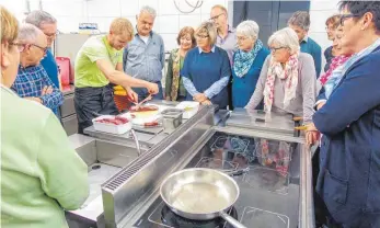  ?? FOTO: AFI ?? Eberhard-Hubertus Engel zeigt in Schönbronn, wie man ein Hirschbugb­latt sauber pariert.