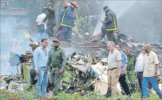  ?? ADALBERTO ROQUE / AFP ?? El presidente cubano, Miguel Diaz-Canel (de beige), acudió al lugar del siniestro; el avión quedó totalmente destruido