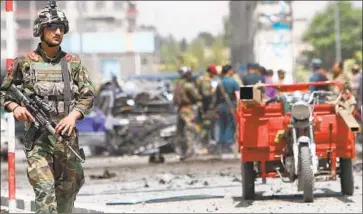  ?? Hedayatull­ah Amid European Pressphoto Agency ?? AFGHAN soldiers inspect a suicide bombing in Kabul on Aug. 10. Afghanista­n saw more bombings last week.