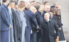  ??  ?? El presidente ruso, Vladimir Putin, saluda al mandatario estadounid­ense, Donald Trump, ayer a su llegada a la ceremonia en el Arco del Triunfo, en París.