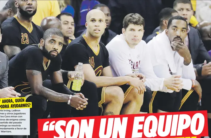  ?? AP / Marcio Jose Sanchez ?? Kyrie Irving, LeBron James y otros jugadores de los Cavs miran con rostros de enigma cómo el partido del pasado domingo se resolvía cómodament­e a favor de los Warriors. ¿Y AHORA, QUIÉN PODRÁ AYUDARNOS?