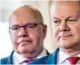  ?? Foto: dpa ?? Peter Altmaier (CDU) und Olaf Scholz (SPD) zahlen kleineren Firmen künftig Überbrücku­ngsgeld.