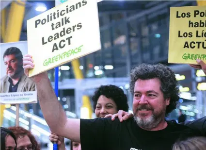  ?? SANTI CARNERI ?? El diputado de Podemos Juan López de Uralde, en una manifestac­ión de Greenpeace