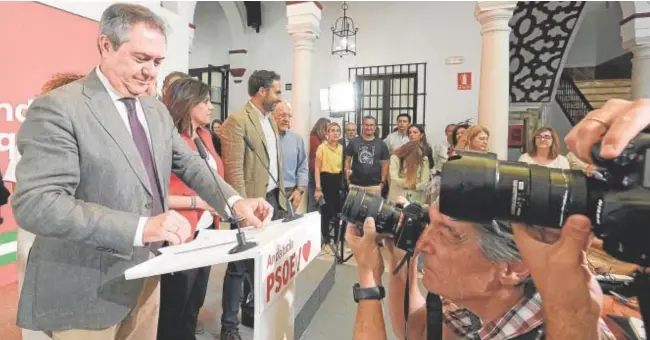  ?? // J.M. SERRANO ?? El secretario general del PSOE andaluz en su comparecen­cia en la sede regional del partido