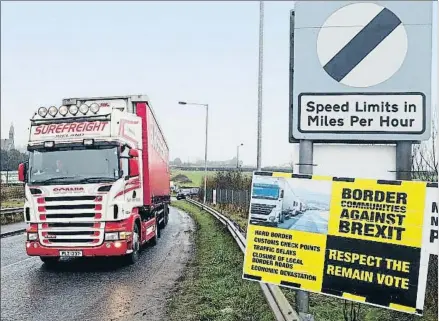  ?? PAUL FAITH / AFP ?? Partidario­s de la unidad de Irlanda protestan con carteles contra el Brexit y la frontera