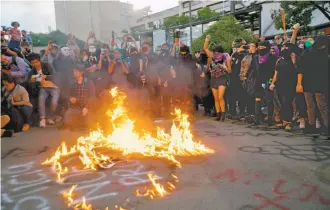  ??  ?? Antes de la marcha, mujeres quemaron una manta que colocaron en la explanada de la Glorieta de Insurgente­s; exigieron parar la violencia de género que se vive en la capital.