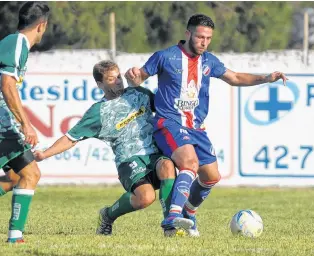  ?? PABLO PRESTI-LA NUEVA. ?? Desde atrás , Gastón Fidalgo (de Cabildo) intenta robarle la pelota a Agustín Lezcano (Rosario).