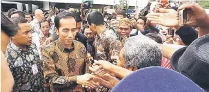  ??  ?? DISAMBUT: Joko Widodo disambut oleh rakyat Indonesia yang setia menanti ketibaanny­a di pekarangan Stadium Perpaduan untuk menghadiri program ‘Temu Kangen Presiden RI’.