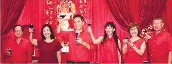  ??  ?? A TOAST FROM HER LOVING CHILDREN. From left, Antonio and Nellie Chiu, Edward Hayco and wife Eleanor, Paulette and husband Jasper Tan.